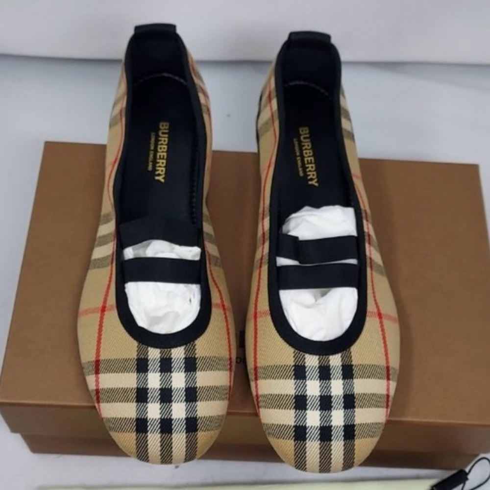 Authentic BRAND NEW Burberry Ballerina Flats in size 10!!